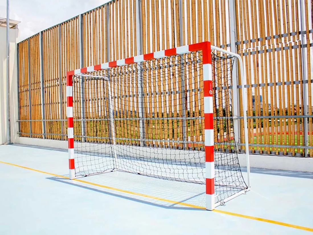 Paar handbaldoelen met vaste netbeugels