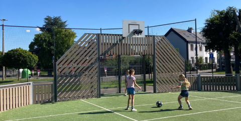 enfants qui jouent sur un terrain multisport Idema