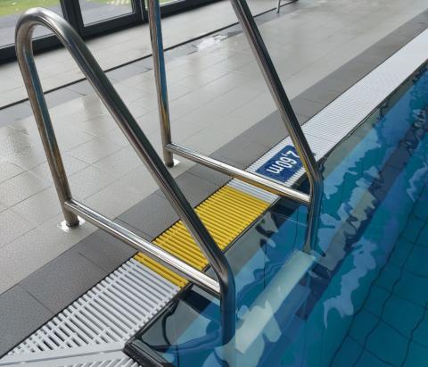 Echelle en inox à la piscine de Visé