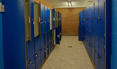 Casiers de piscine bleus pour les vestiaires de piscine