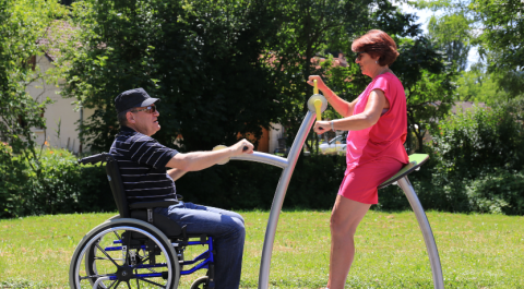 seniors qui font des exercices physiques en extérieur