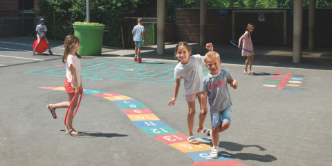 enfants qui jouent dans la cour de récréation