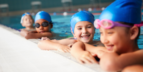 enfants heureux d'être à la piscine