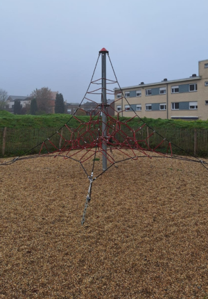 pyramide de cordes en métal