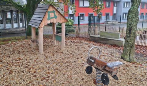 cabane et jeu sur ressort en bois