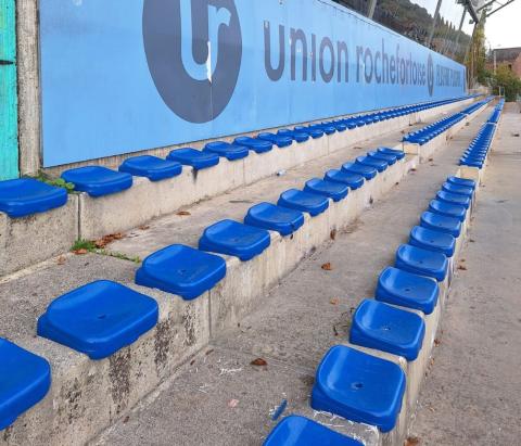 sièges bleus pour tribune foot