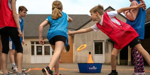 enfants jouant au Volcage