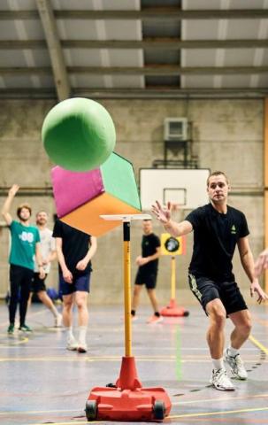 Jeunes adultes qui jouent au Poull Ball