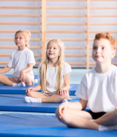 Enfants heureux de faire du sport